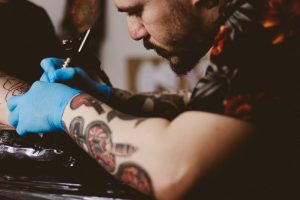 Tatuatore al lavoro